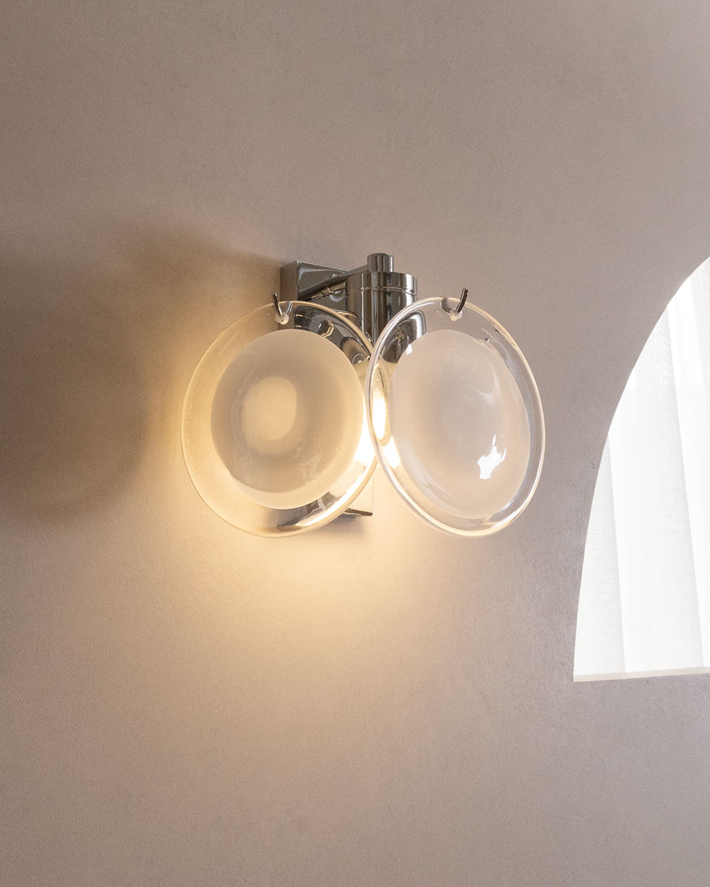 투명 디스크가 돋보이는 벽조명으로 크롬 마감 베이스와 함께 세련된 벽등으로 식탁 주변 공간을 밝혀줍니다.