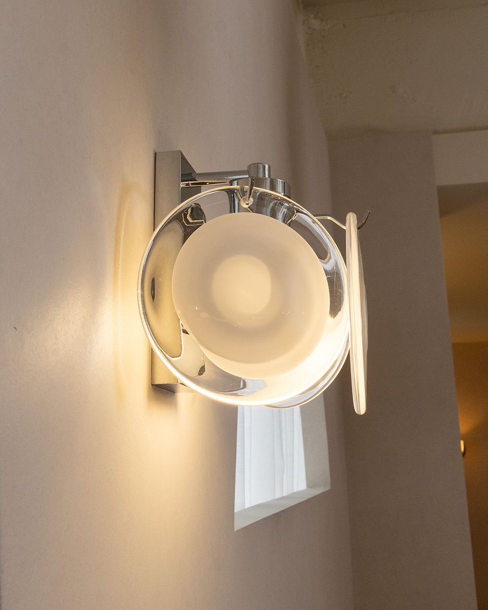 벽면 설치형 벽부등으로 투명 디스크와 반투명 원형 확산판이 클래식하면서도 모던한 벽조명 분위기를 만듭니다.