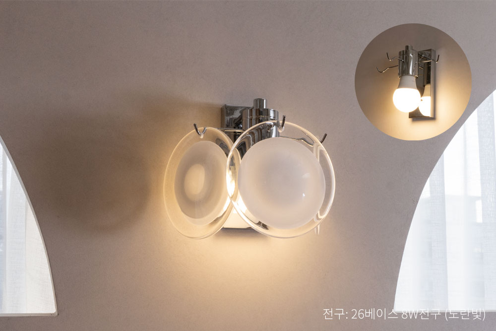 26베이스 8W 노란빛 전구 옵션을 갖춘 벽부등으로 투명 디스크가 부드러운 빛을 주변으로 확산시킵니다.