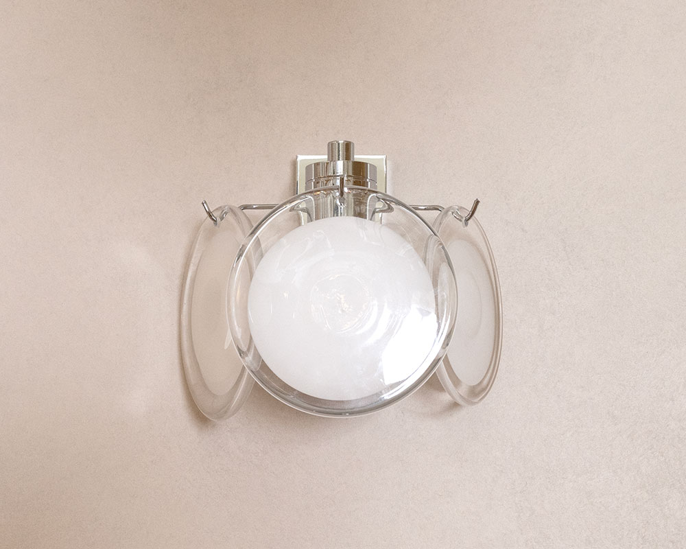 벽면 설치형 벽부등으로 투명 디스크와 반투명 원형 확산판이 클래식하면서도 모던한 벽조명 분위기를 만듭니다.